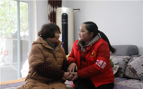 网格员来到居民家中，与居民聊家常。_副本.jpg