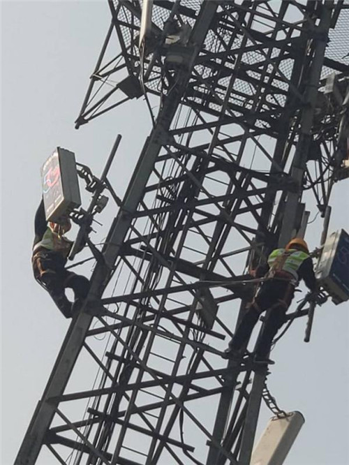 中国电信工程建设人员在加紧建设5g网络