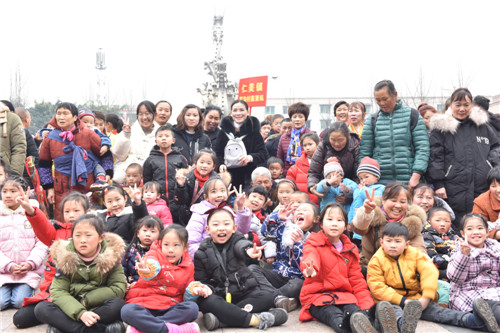 6.孩子们专心看表演_副本.jpg