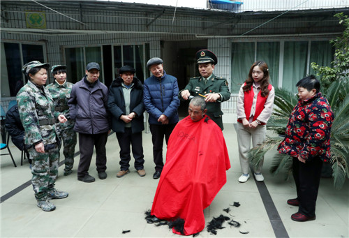 2月18日，在四川省广安市广安区浓洄敬老院，人武部党员志愿者正在为孤寡老人义务理发，让老人干干净净过元宵节。.jpg