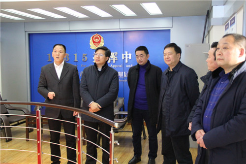 2月20日，广安市委常委、副市长李继刚（左二）参观12315指挥中心.jpg