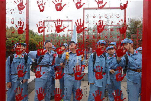 1.学生在手印广场参观感受英雄伟大。.jpg