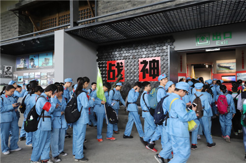 4.学生在参观学习中。.jpg