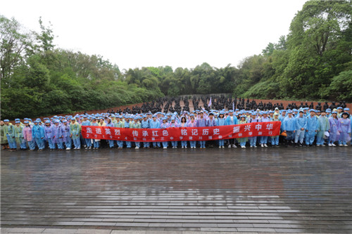 11.在先烈面前表决心。.jpg