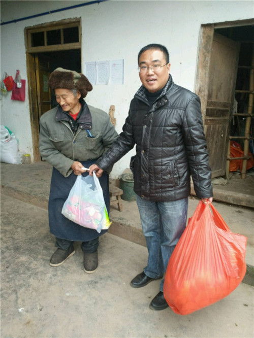 仁寿分公司领导慰问贫困户.jpg