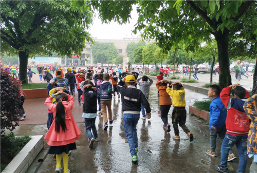 学生快速奔向预定避险场所.jpg