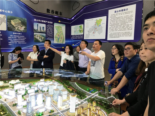 008-市县领导前往下西部信息中心考察信息化应用.jpg