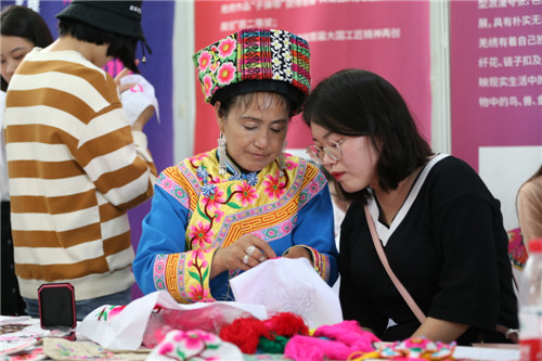 学习非遗技艺_副本.jpg