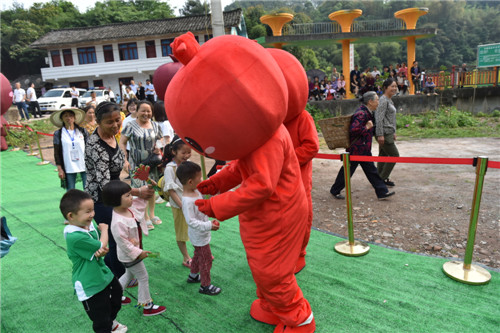 小朋友与石榴玩偶互动.jpg