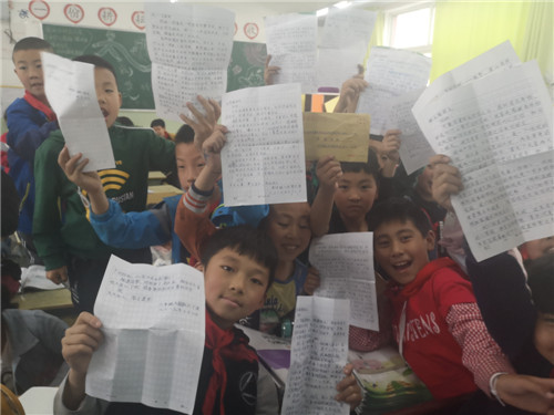 真情2（茂县河西小学的孩子们收到书信后非常开心）.jpg