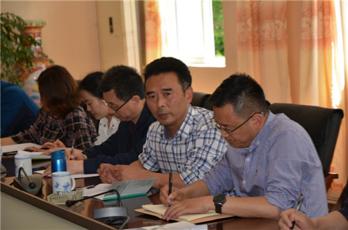 热情2（眉山中学副校长彭天富与茂县中学老师交流座谈）.jpg