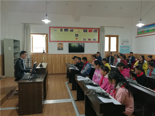激情3（秦家小学杨胜老师在茂县雅都镇小学上音乐课）.jpg