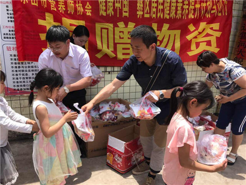 为学生发放学习用具_副本.jpg