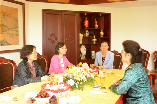 赖静慰问四川省营养学会副理事长李丹梅_副本.jpg