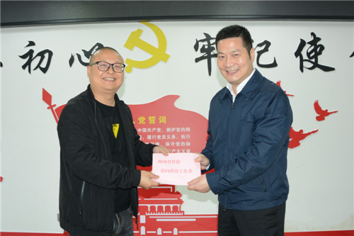 经戈慰问金堂县葡萄协会会长陈长文_副本.jpg