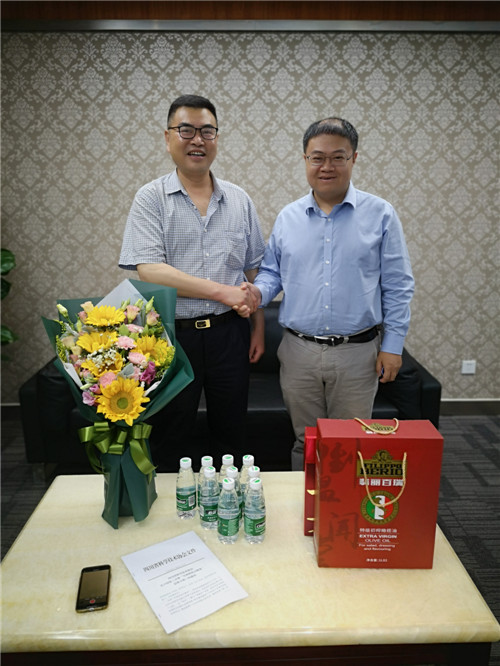 李大用慰问西南财经大学经济信息工程学院段江教授_副本.jpg