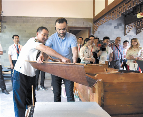 参会外宾体验雅纸造纸艺术.jpg