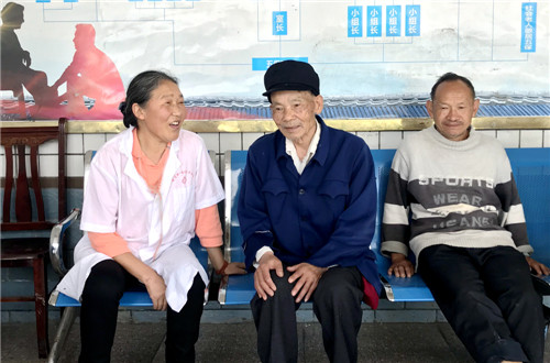 图为徐如珍正在和老人谈心 (1).jpg