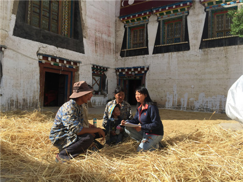 李劲松（右一）入户宣讲惠民政策_副本.jpg