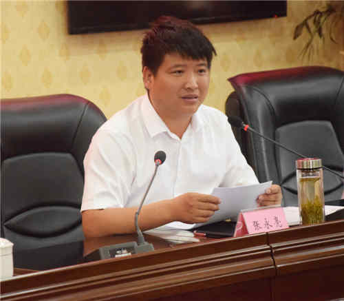 邻水县副县长张永亮向大家主要介绍目前高滩园区的发展情况.jpg
