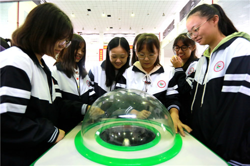 9月19日，仁寿县的部分中小学生们正在流动科技馆体验。5.jpg