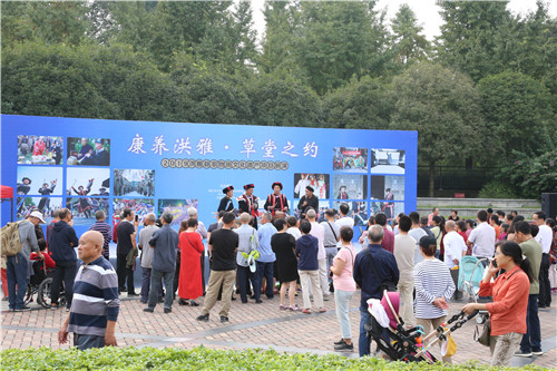 非物质文化遗产表演《复兴耍铜鼓》.jpg