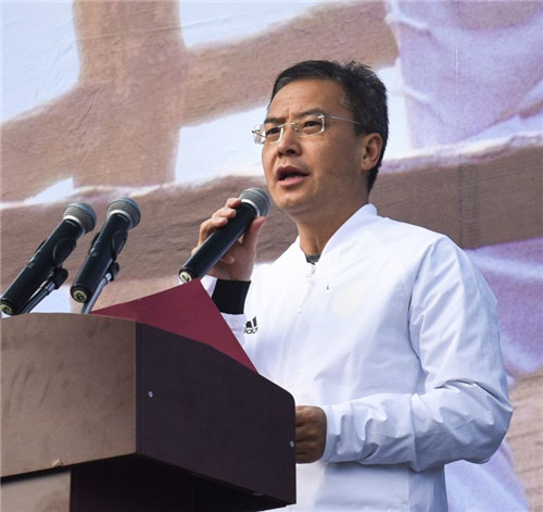 县委书记阳运良宣布运动会开幕.jpg