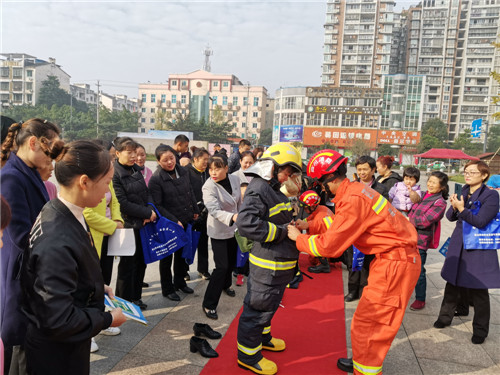 群众试穿消防员服装.jpg