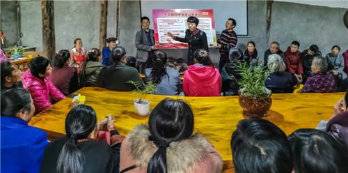 村民们正在认真听授课老师讲课1.jpg