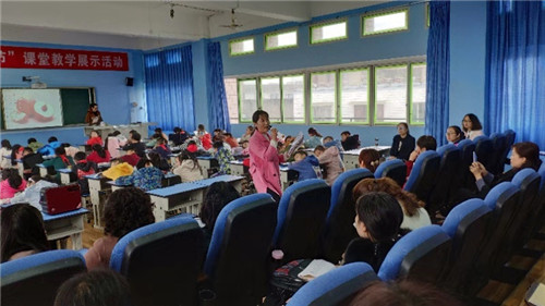 听课的岑霞老师点评.jpg