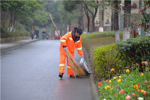 环卫工人清洁路面。雷卓鸣 摄.jpg