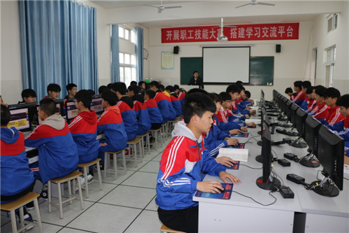 冯德军老师正在上课.jpg