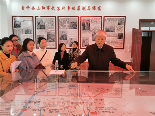 培训讲师李彻新讲解西山历史.jpg