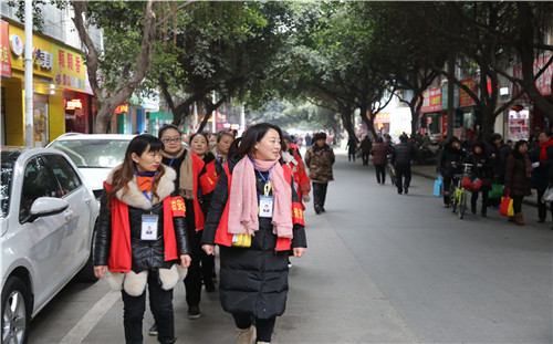 网格员参与社区治安防控巡查。.jpg