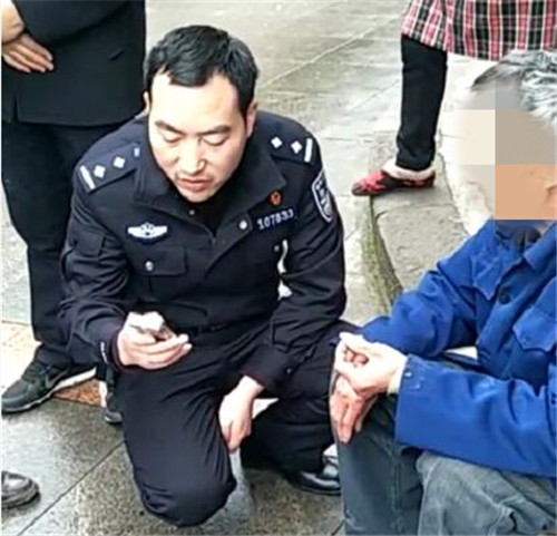 图二，民警询问刘某身份.jpg