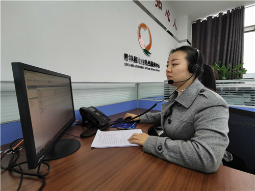 政务服务热线中心工作人员正在接听来电.jpg