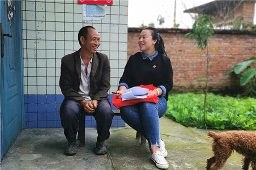 王柯在脱贫户家走访，倾听其发展需要.jpg