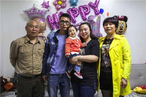 王柯与父亲唯一的合照（王志辉左一，王柯右二）.jpg