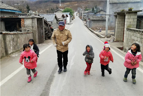 与孩子在一起.jpg