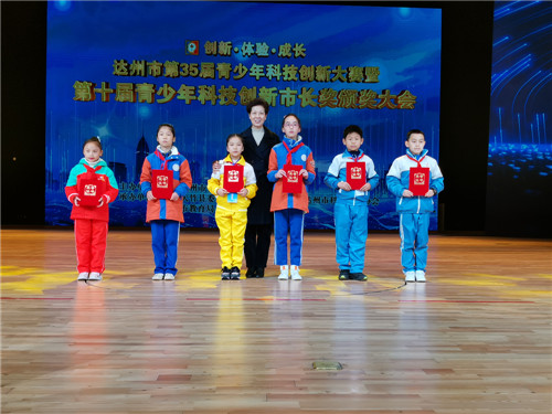 35届青创赛上，达州市委常委、统战部长、总工会主席胡杰给获市长奖学生颁奖并合影.jpg