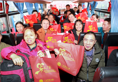 广安市农民工返乡专列 (6).jpg