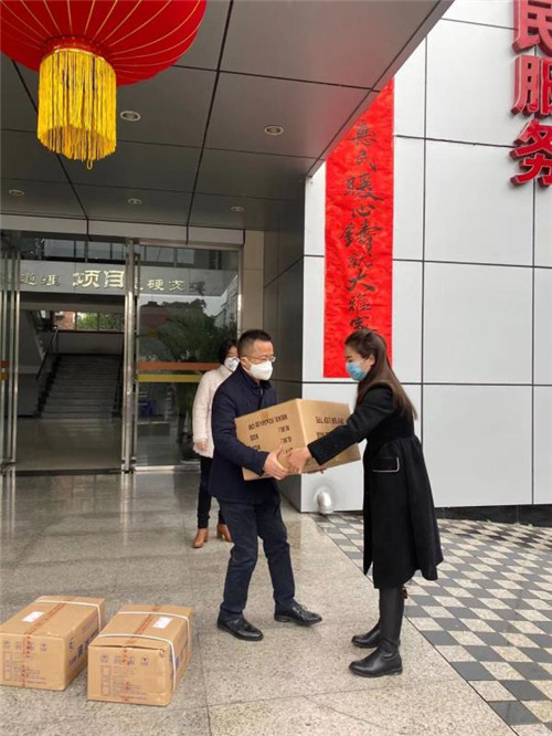 卢婷无偿捐赠医疗物资.jpg