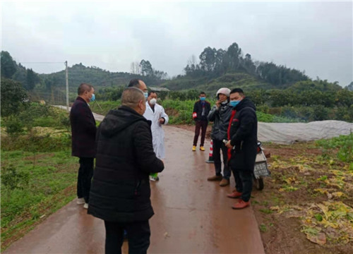 杨场镇杨坝村村医周金全宣传防疫知识.jpg