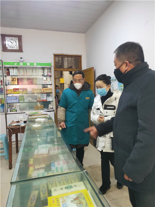 1月28日镇干部对药店进行检查2_看图王.jpg