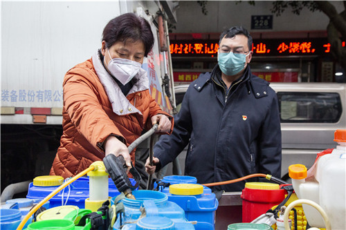 【图四】彭山区凤鸣街道城西社区党员在准备消毒药剂.jpg