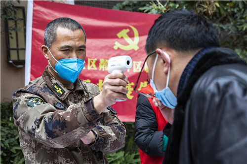 【图五】城东社区粼江片区临时党支部书记张华平为i群众测量体温.jpg
