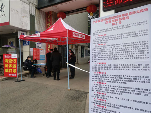 普宁街道一小区门口 在为进出人员检测体温.jpg