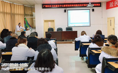 图为唐红霞在基层组织医疗机构开展防疫培训.jpg