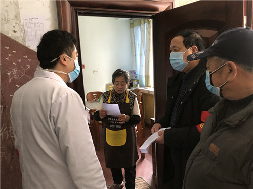 ▲退休老党员们入户摸排，向住户发放疫情防控宣传单.jpg