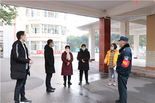 2、临时党支部进行校园排查.jpg
